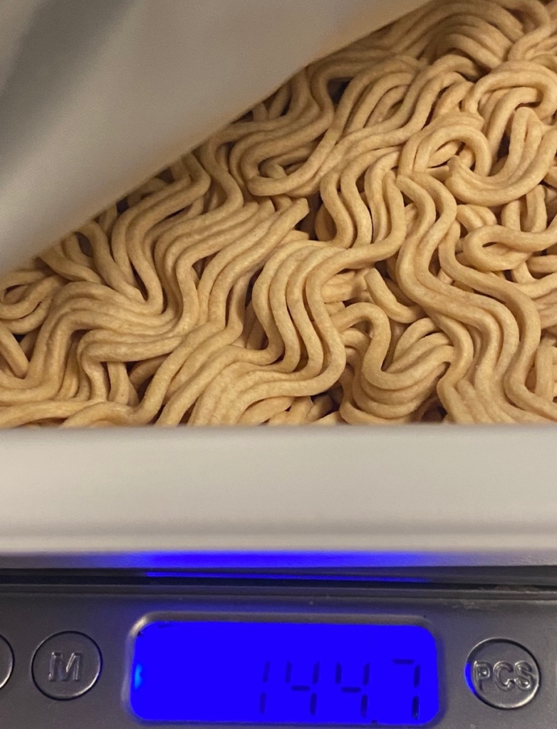 B1グランプリでゴールドグランプリを受賞した「富士宮やきそば」のお湯を入れる前の重量