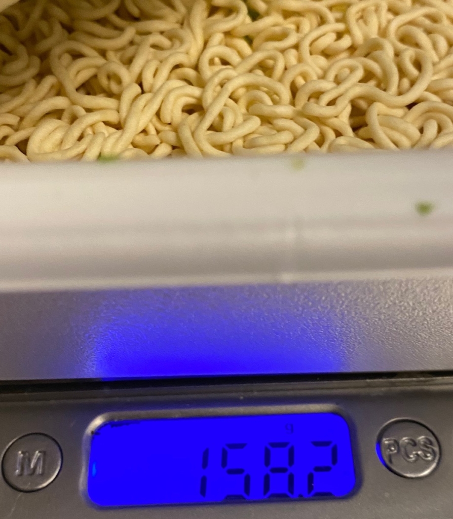 日清デカうまWマヨソース焼そばのお湯を入れる前の重量