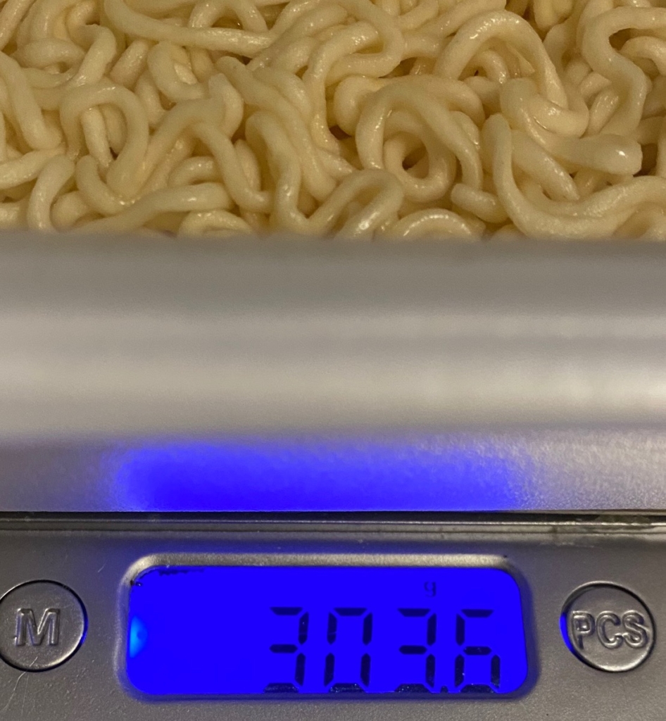 日清デカうまWマヨソース焼そばの湯切り後の重量