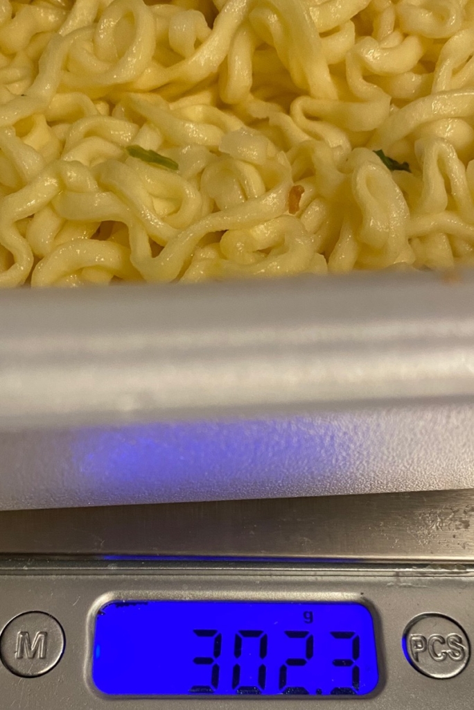 ファミマ限定担担麺専門店175°DENO汁なし担担麺のお湯を切った後の重量