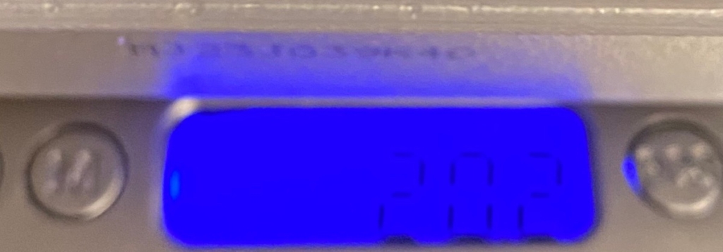 ファミマ限定担担麺専門店175°DENO汁なし担担麺のケースの重量