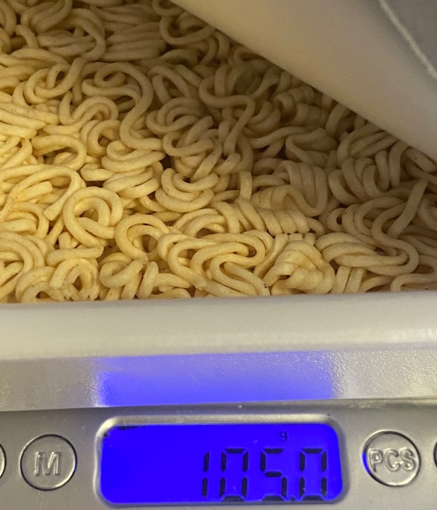 ペヤングやきそば豚脂MAXのお湯を入れる前の重量