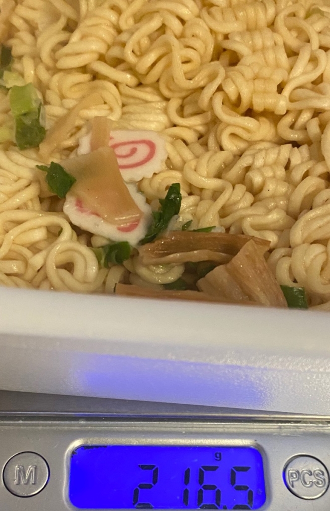 ペヤングやきそば豚脂MAXの湯切り後の麺の重量