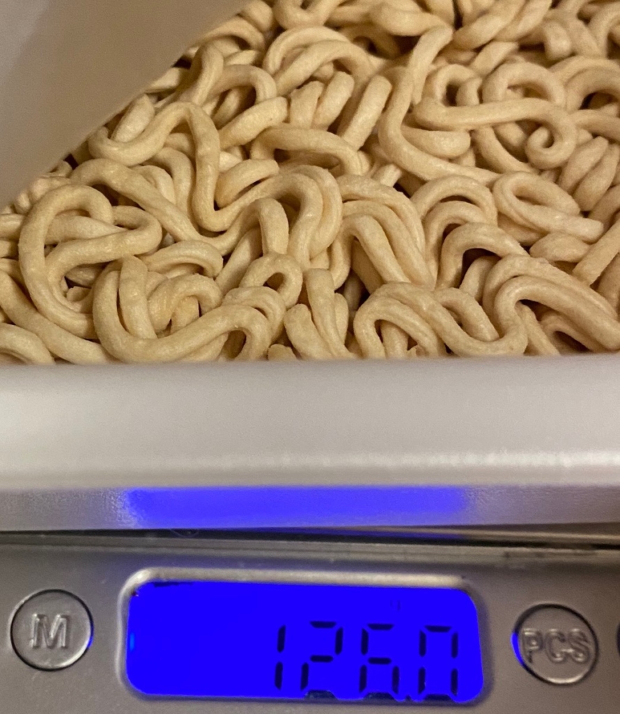 ニュータッチ名古屋発台湾まぜそばのお湯を入れる前の重量