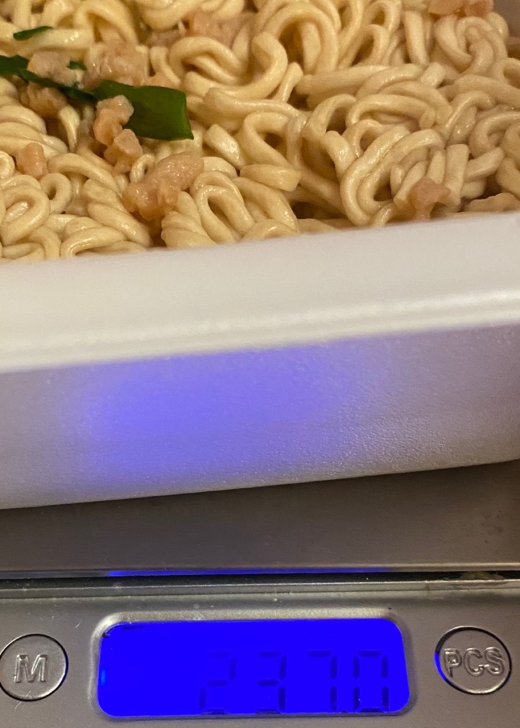 ニュータッチ名古屋発台湾まぜそばの湯切り後の重量