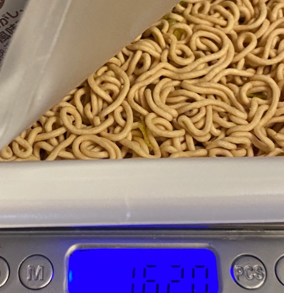 祝明星食品70周年記念一平ちゃん夜店の焼そば大盛紅白Wマヨ仕様のお湯を入れる前の重量