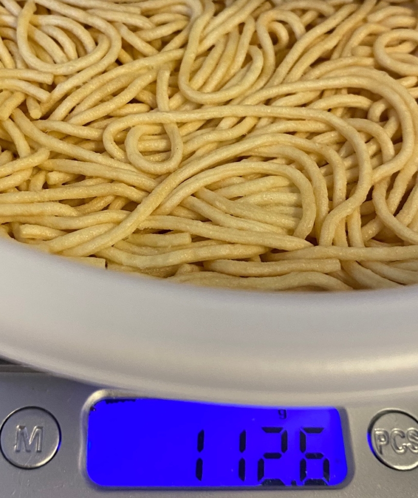 日清焼そばU.F.O.濃い濃いソースペースト付きチーズ焼そばのお湯を入れる前の麺の重量