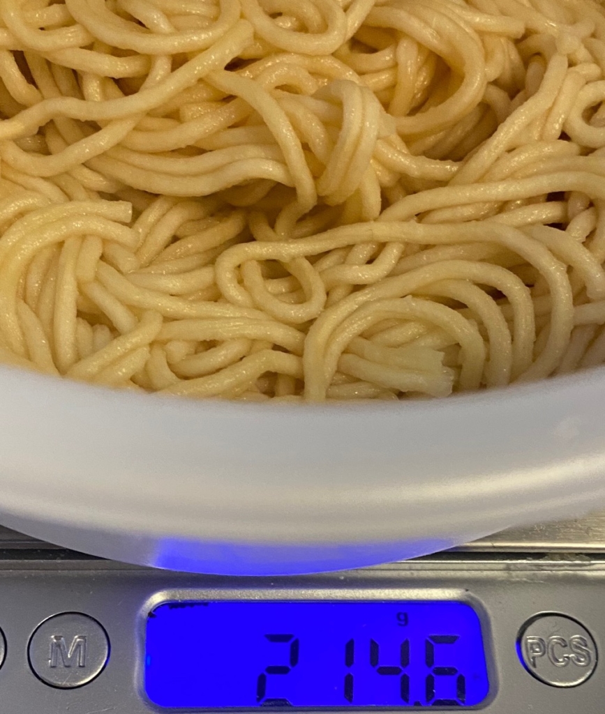 日清焼そばU.F.O.濃い濃いソースペースト付きチーズ焼そばの湯切り後の麺