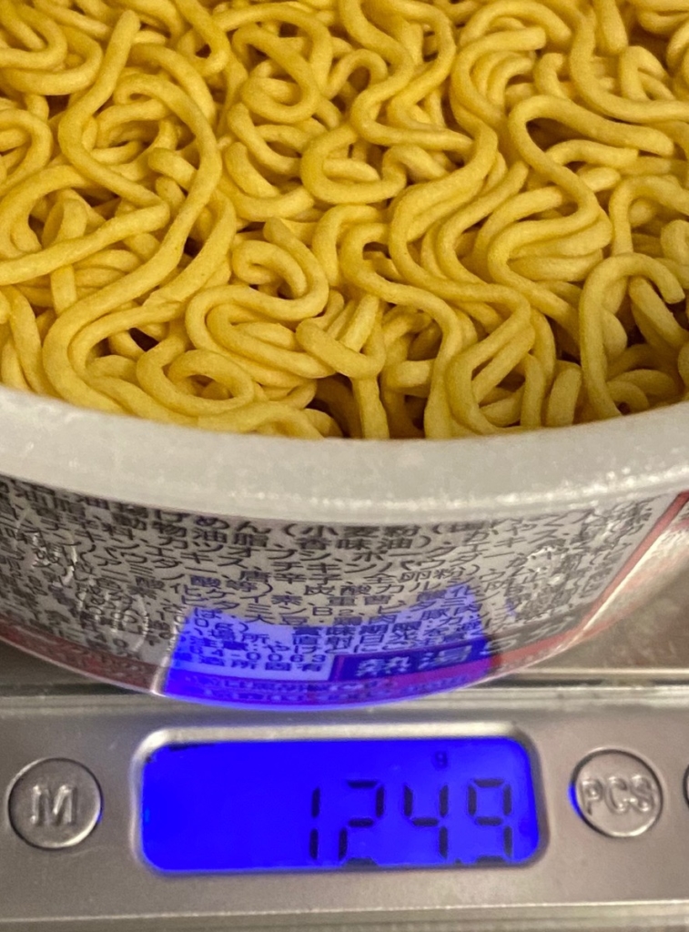 エースコックMEGA鰹「濃厚魚介まぜそば」のお湯を入れる前の重量