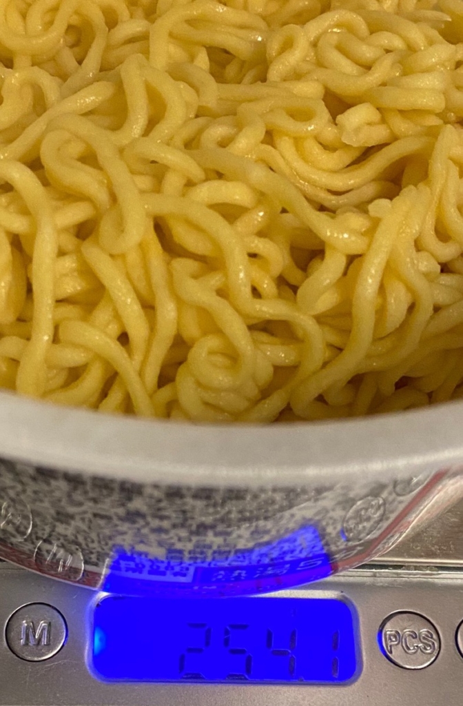 エースコックMEGA鰹「濃厚魚介まぜそば」の湯切り後の重量