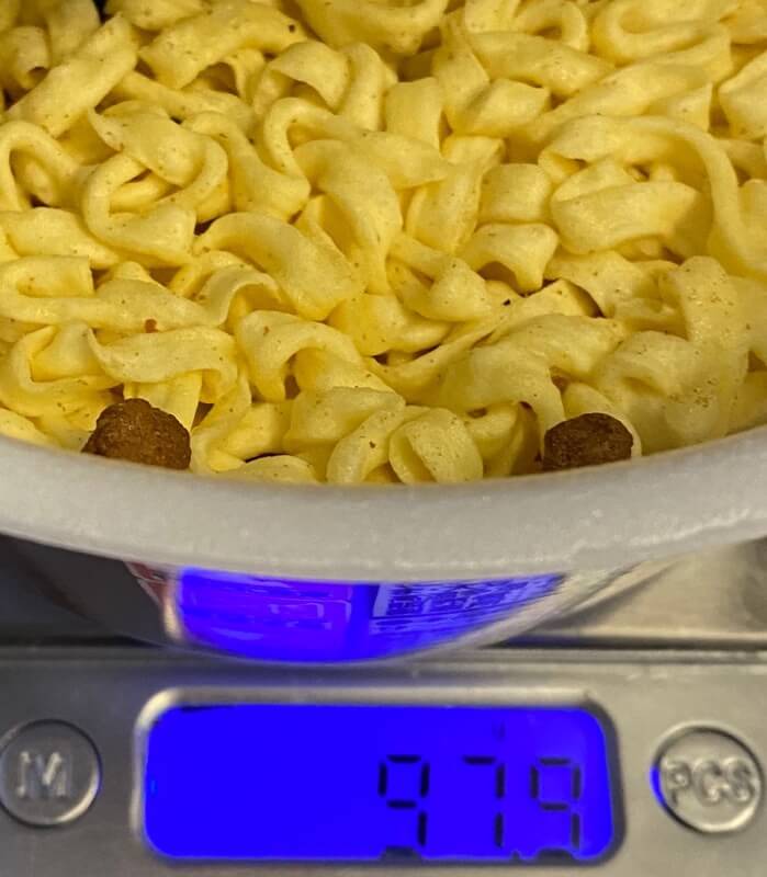 ファミリーマートコレクション四川風汁なし担担麺のお湯を入れる前の麺の重量