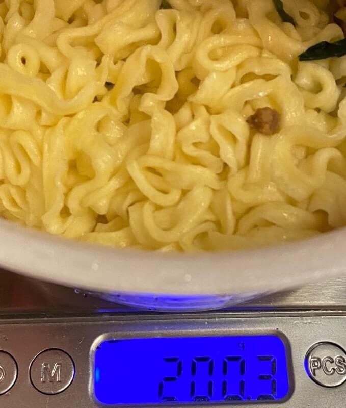 ファミリーマートコレクション四川風汁なし担担麺の湯切り後の麺の重量