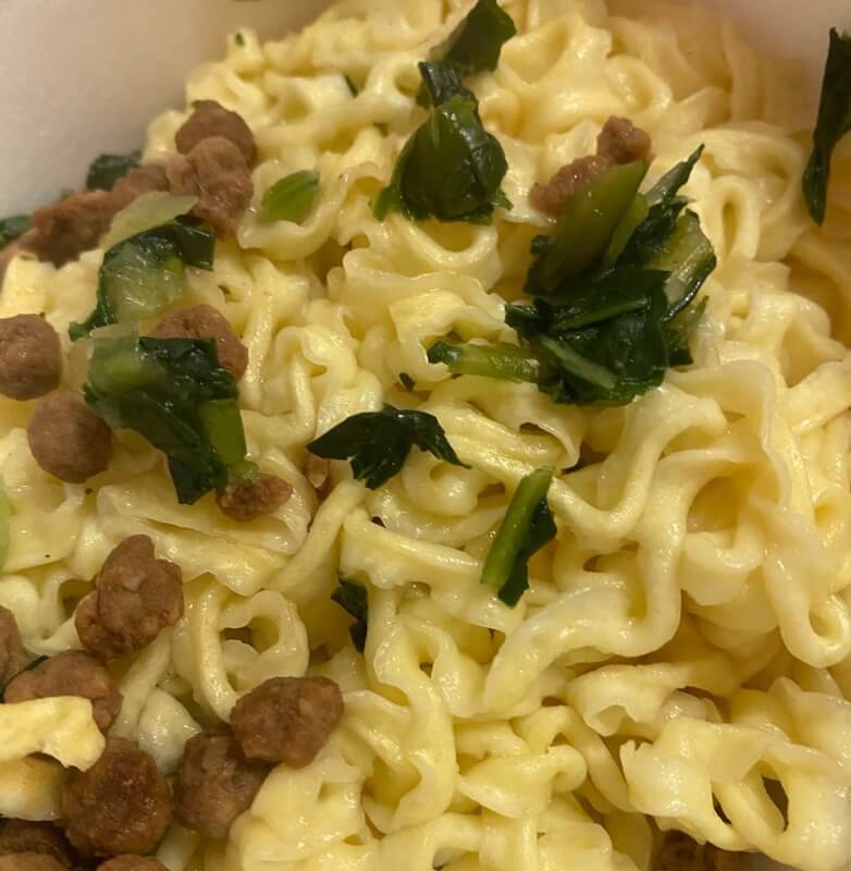 ファミリーマートコレクション四川風汁なし担担麺の湯切り後の麺