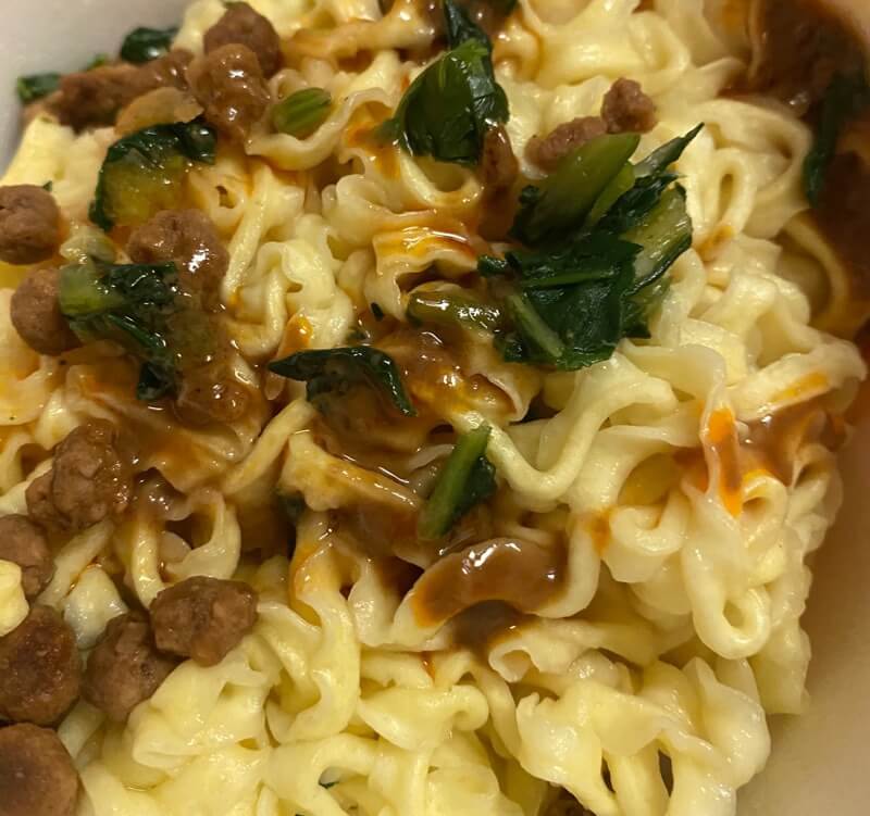 ファミリーマートコレクション四川風汁なし担担麺の液体ソース投入