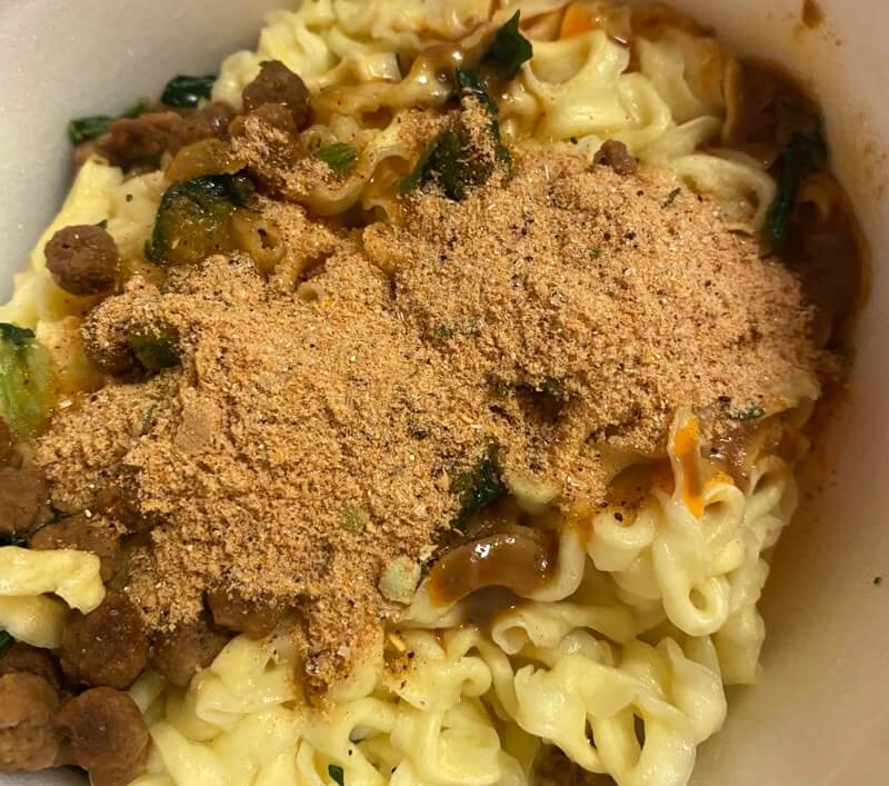 ファミリーマートコレクション四川風汁なし担担麺の粉ソース投入