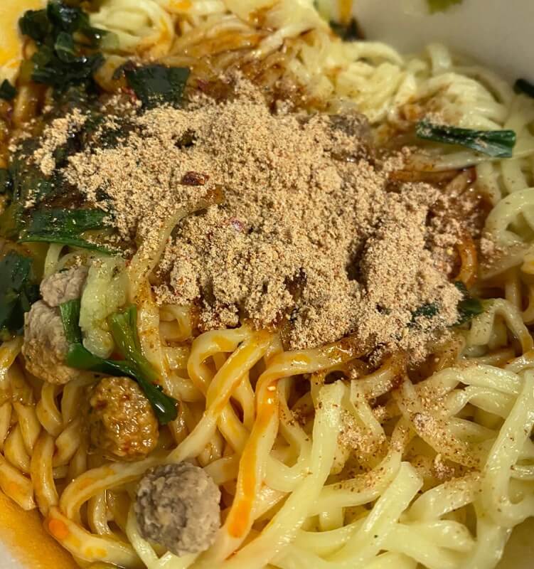 マルちゃん正麺台湾まぜそばの粉ソース投入