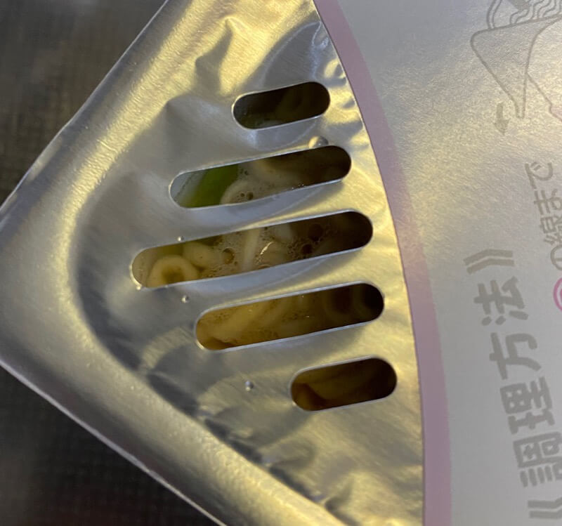 ペヨングやきそば塩の湯きり口