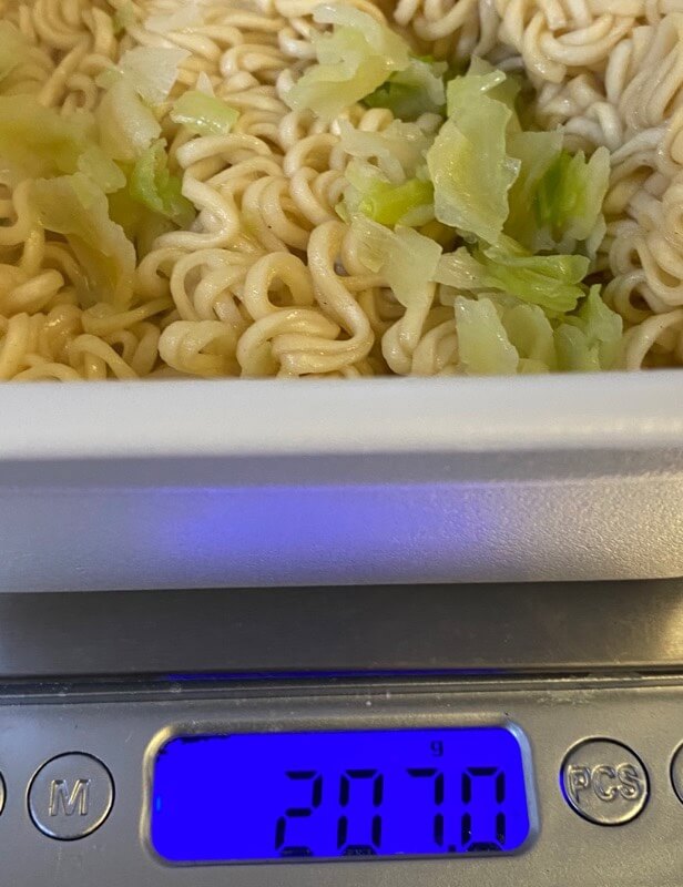 ペヨングやきそば塩のお湯を切った後の重量