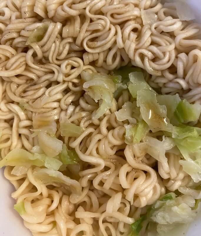 ペヨングやきそば塩のソース投入